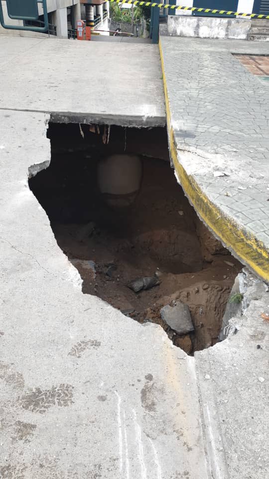 MonitorLosAltos's tweet photo. #MonitorAlerta | Para la hora 6:30pm de este #06Mar se genera un nuevo hundimiento en las adyacencias de la Carretera Panamericana #PNM a la altura del kilómetro 16.

El hundimiento podría afectar el canal lento de la vía sentido Caracas. https://t.co/1riRcRNXss