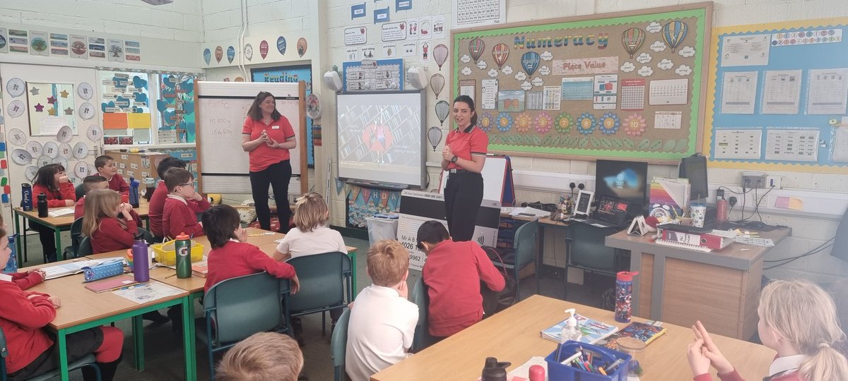 MrsLCoullHPS's tweet photo. We were very lucky to have a money session today held by Amber and Julie from HSBC 💷💳🧾  We were also challenged to spot the fake £20 note!  
#moneyeducation 
#primarymaths
#STEMeducation 
#HSBC https://t.co/he8xXBOv2R