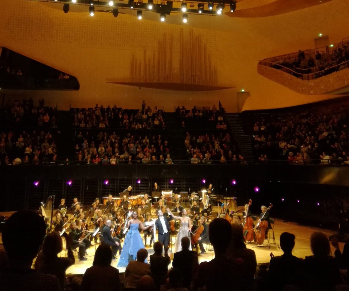 Mais qui a eu cette merveilleuse idée de réunir les deux plus grandes sopranos de la planète ? @PrettyYende ET @nadinesierra 🤩 C'est même trop d'émotions d'un coup... Un concert d'une immense générosité @Frivolitesparis ! & Happy Birthday Pretty 🥳