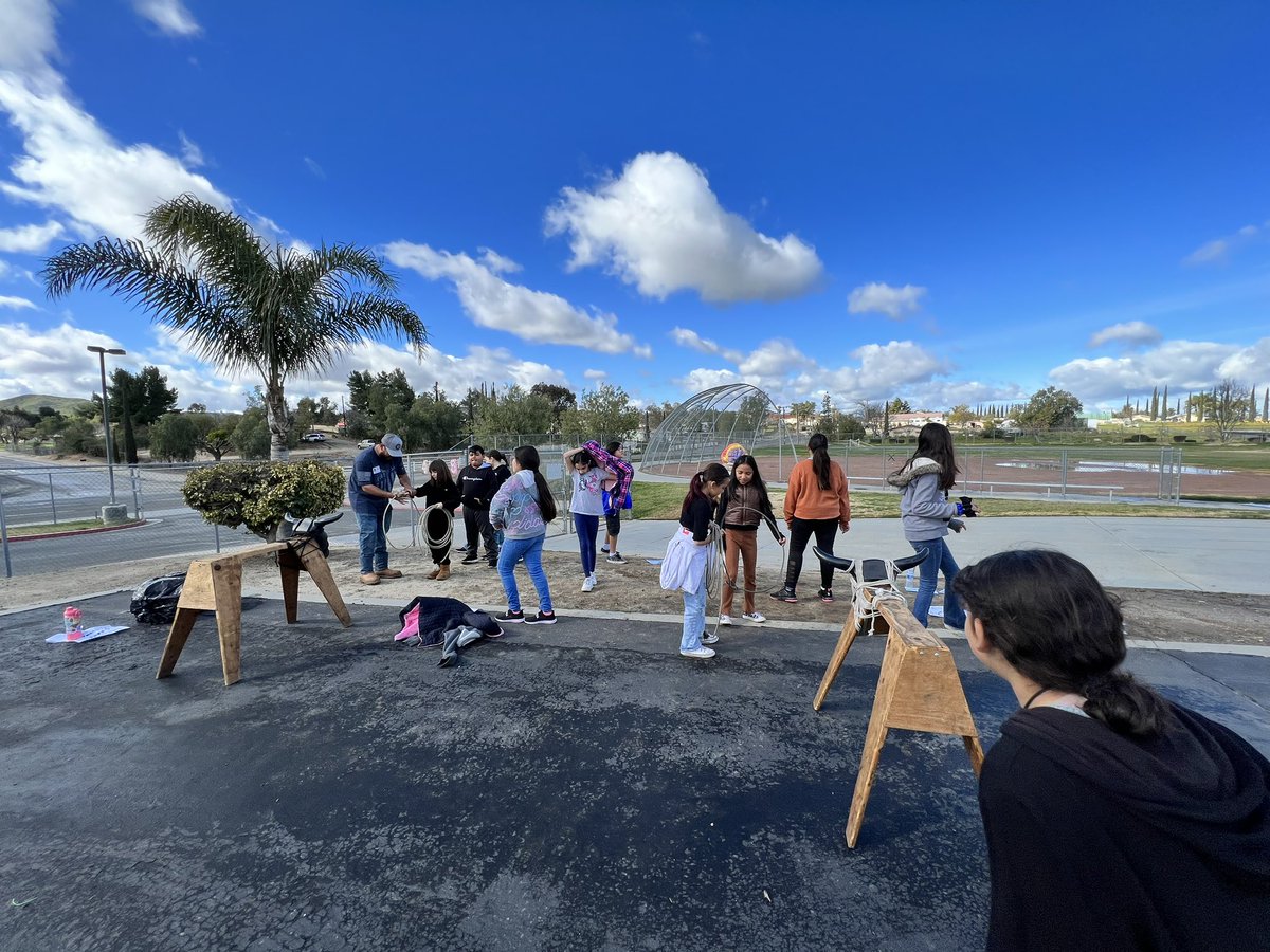 MrsGrajeda4's tweet photo. 4th graders had a blast on Gold Rush Day (our on campus field trip)! @Columbia_VVUSD https://t.co/p20sU14lFR