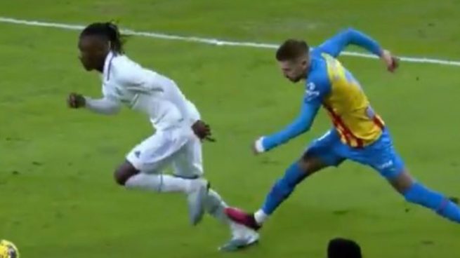 consintió un puñetazo en la cara de Ruibal a Camavinga y no quiso avisar de un penalti de William Carvalho a Benzema