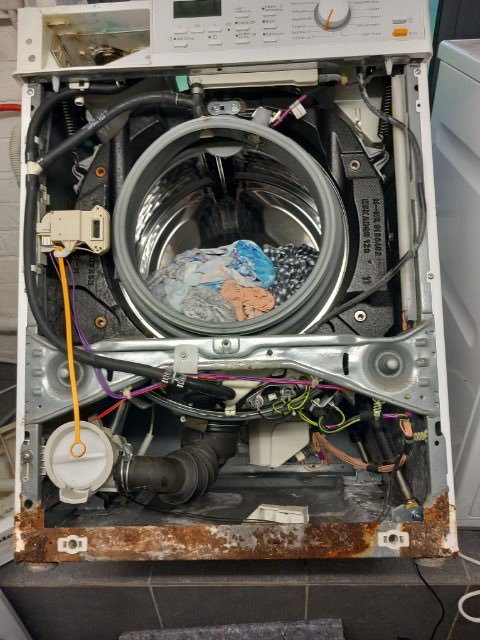 Clearing a blocked pressure hose on a Miele washing machine. 

#miele #washingmachine #appliancerepairs #reading #edinburgh
