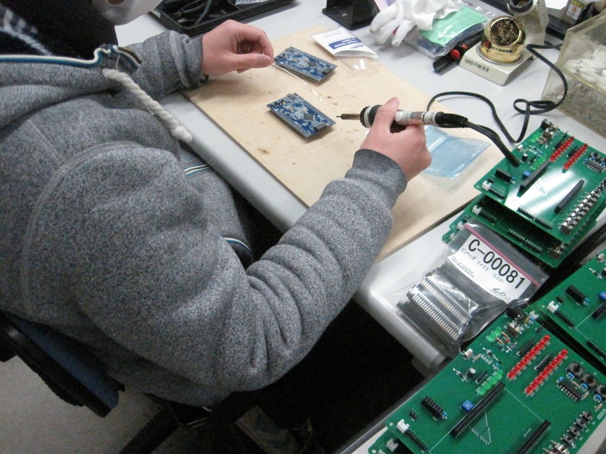 Kanatech_Toubu's tweet image. コンピュータ組込み開発コースです。マイコンの実習で使用する基板に部品をはんだ付けしました。４月からは新しいマイコンボードで実習が始まります！
#マイコン #電子部品 #リアルタイムOS #かなテク #ハロトレ #東部校組込 #_ktt04