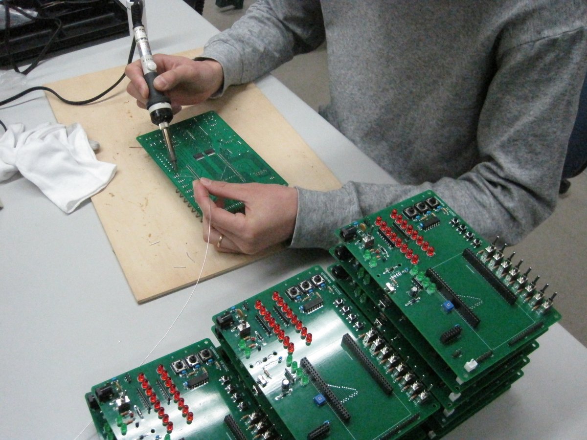 Kanatech_Toubu's tweet image. コンピュータ組込み開発コースです。マイコンの実習で使用する基板に部品をはんだ付けしました。４月からは新しいマイコンボードで実習が始まります！
#マイコン #電子部品 #リアルタイムOS #かなテク #ハロトレ #東部校組込 #_ktt04