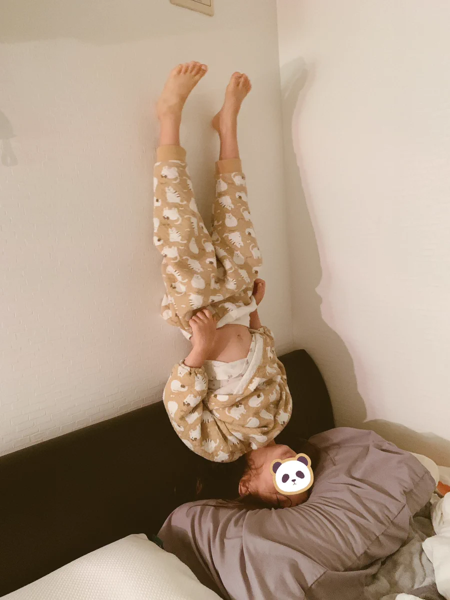 どうしたどうした。夜9時過ぎに子供達がほぼ寝ていたのでトイレに行って戻ってきたらこの状態だった。