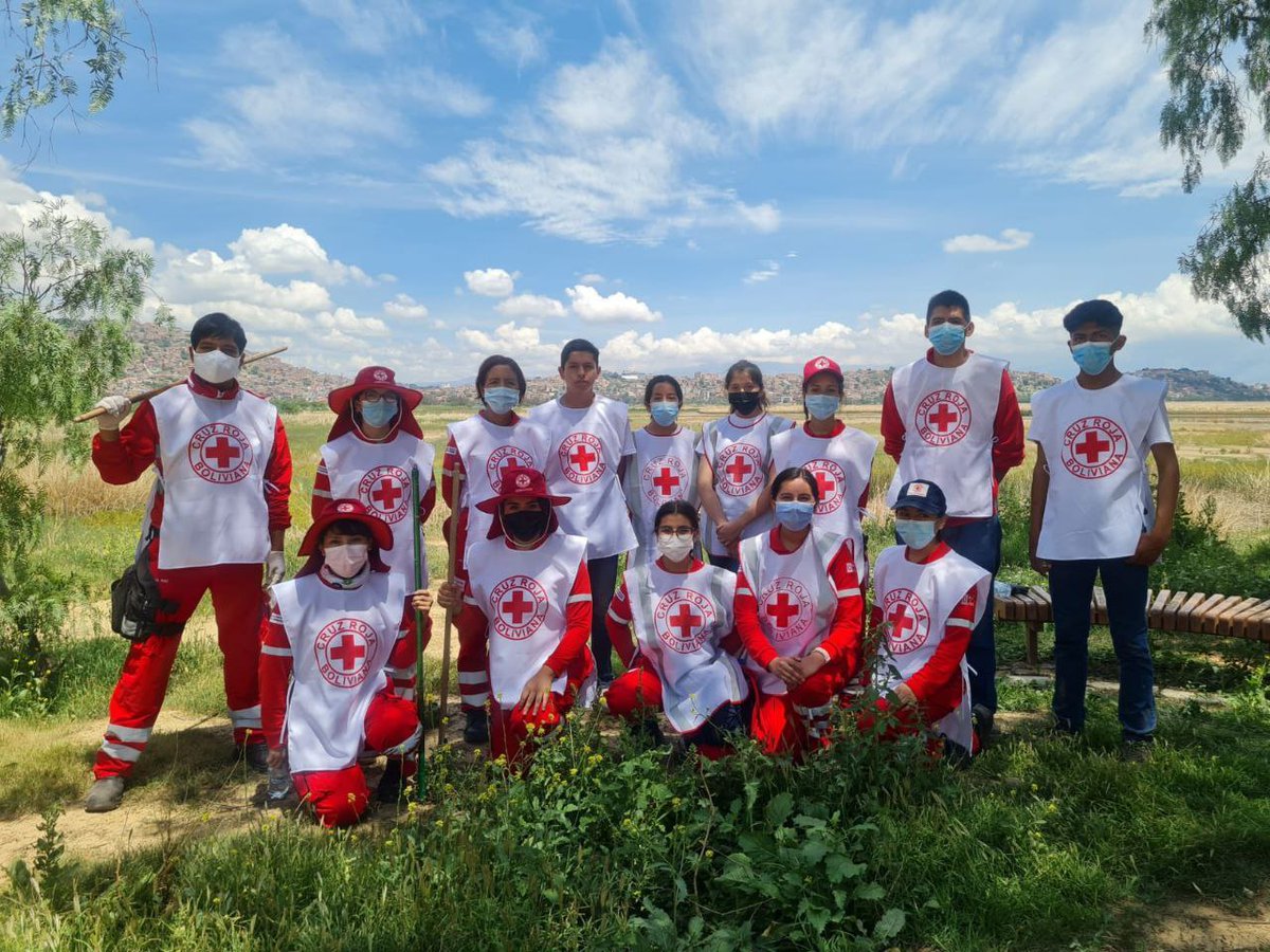 CruzRojaCbba's tweet photo. Ayer, rumbo a la hora del planeta 🌍, nuestros voluntarios ⛑ junto con otras instituciones ambientales ♻️, participaron de la actividad denominada "PLOGGIN", la cual, consistía realizar un deporte recogiendo basura 🧤🧹.

#NoHayPlanetaB
#CruzRojaBolivianaFilialCochabamba https://t.co/speleXwZL6