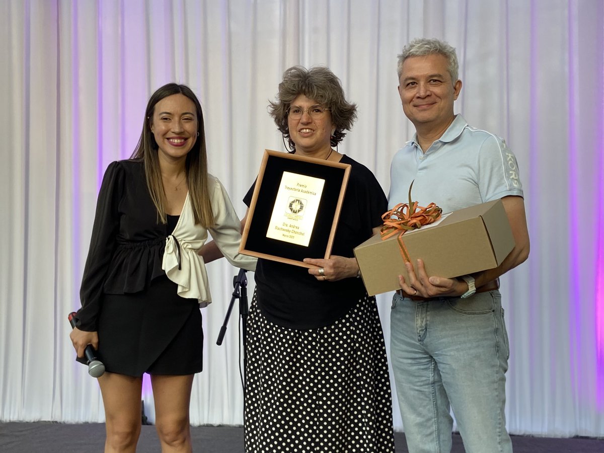ColMedSantiago's tweet photo. Aplaudimos a la Dra. Andrea Slachevsky , ganadora del Premio a la Trayectoria Académica. Desde #ColmedSantiago valoramos su profesionalismo y desempeño en el estudio, investigación y docencia de la #Medicina 👏✨ https://t.co/GMqWVLEya7