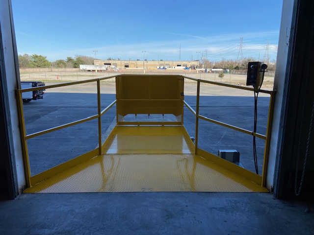 AOCompactors's tweet photo. This 2-yard stationary compactor with walk-on deck, handrails and safety gate is another partnership success story we installed for Coastal Compaction. 
Learn more: https://t.co/UBhuMoJPOd. https://t.co/mzIr6Zts9m