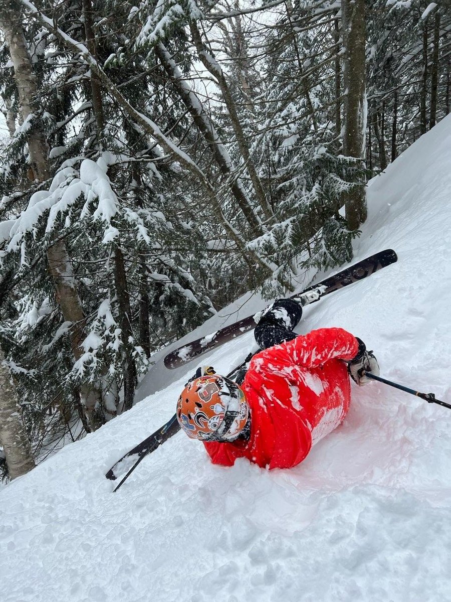 SJSkiClub's tweet photo. Thanks for a great time SJ Ski Club lads and @Smugglers_Notch ! Mr. Browne picked a great weekend for pow overload! https://t.co/HoAi2XfxHS