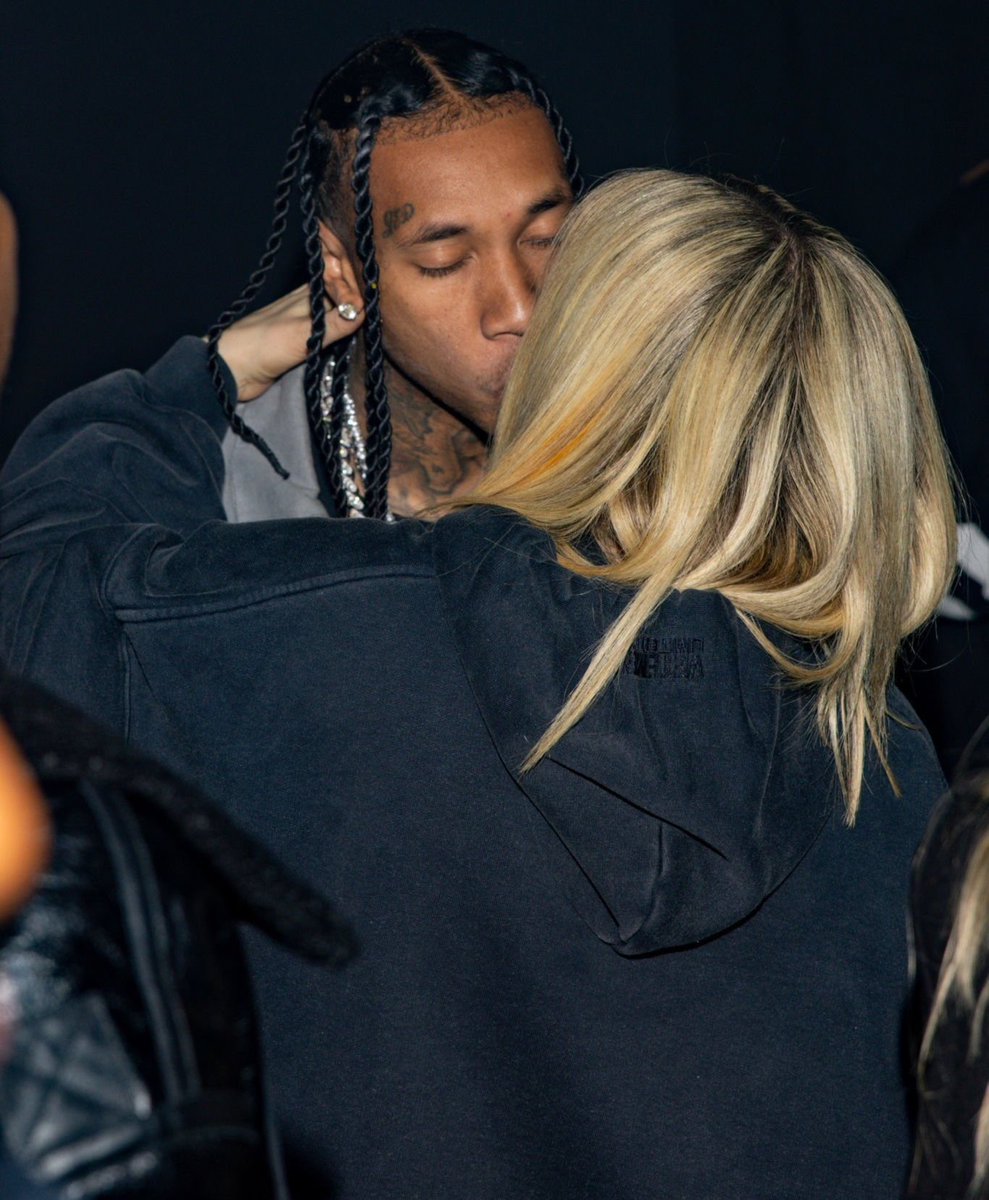 avrilmidia's tweet photo. Confirmado o relacionamento de Avril Lavigne e Tyga! https://t.co/3WxOaDN52j