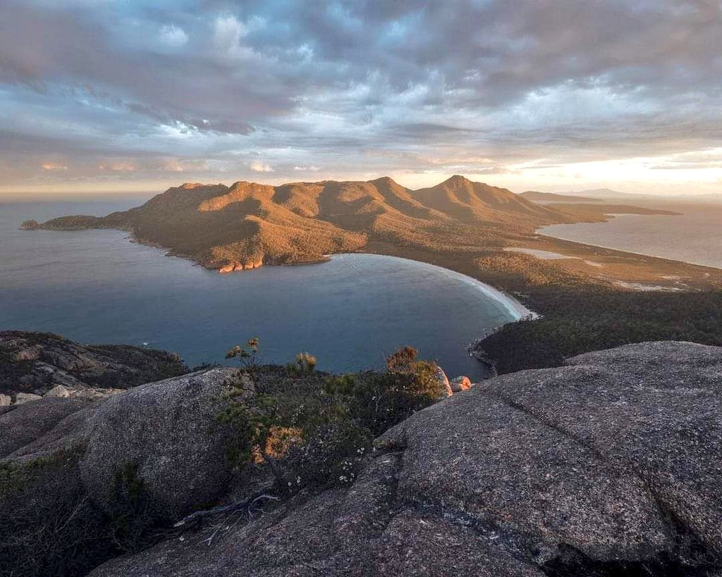 today_tasmania's tweet image. A stunning sunset over Wineglass Bay and the Freycinet Peninsula from the summit of Mt Amos thanks to Daniel Clarke who says 🌅 “Sunset from this cracking viewpoint at a Tasmanian icon on the east coast." 🌊 pic: instagram.com/danielclarkeph…