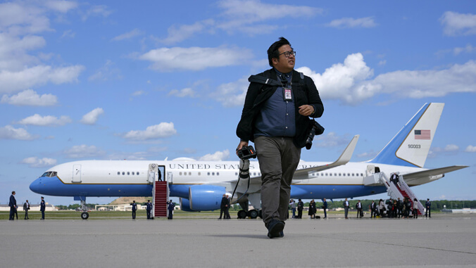UHawaiiNews's tweet photo. 📸 @uhkapiolani &amp; @uhmanoa alumnus Kent Nishimura is flying high with his photography career - He captures historical moments such as the Jan. 6 siege of Capitol Building and the California wildfires, all while enjoying the views on Air Force 2 ➡️ https://t.co/uVCuZjnvxu https://t.co/nNkSHOPvlx