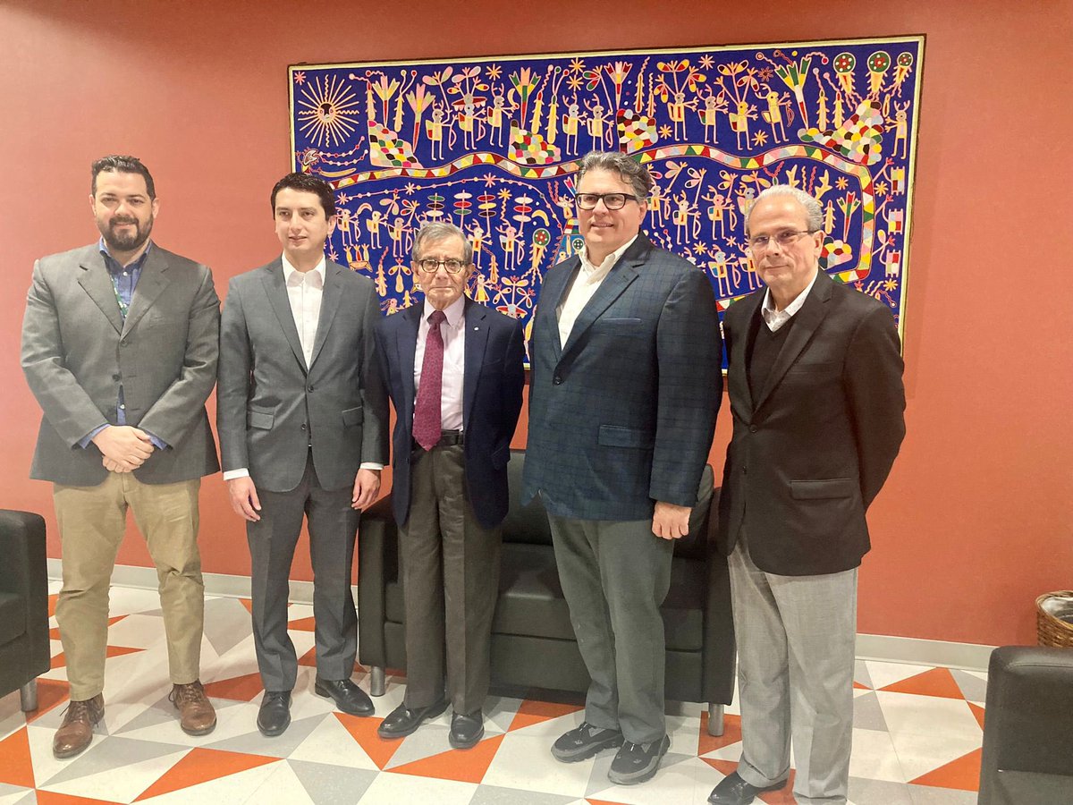 p_marentes's tweet photo. El pasado viernes tuve el gusto de recibir a Rolando Pablos y @davidzapata21, integrantes del Comité sobre Política, Comercio e Inversión @txbiz. El comité se conformará de empresas establecidas en TX y asociaciones en MX, para fortalecer nuestra economía binacional 🇲🇽🫱🏻‍🫲🏽🇺🇸 https://t.co/sTL4vIaEGP