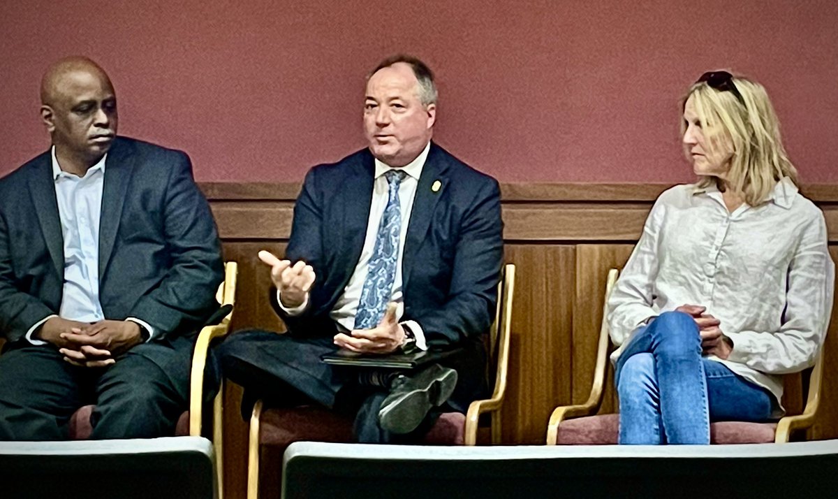 Assistant Special Agent in Charge Erek Davodowich (center) participated in a panel discussion at the University of Louisville to educate students about the dangers of #fentanyl and #fakepills.  #DEA #onepillcankill