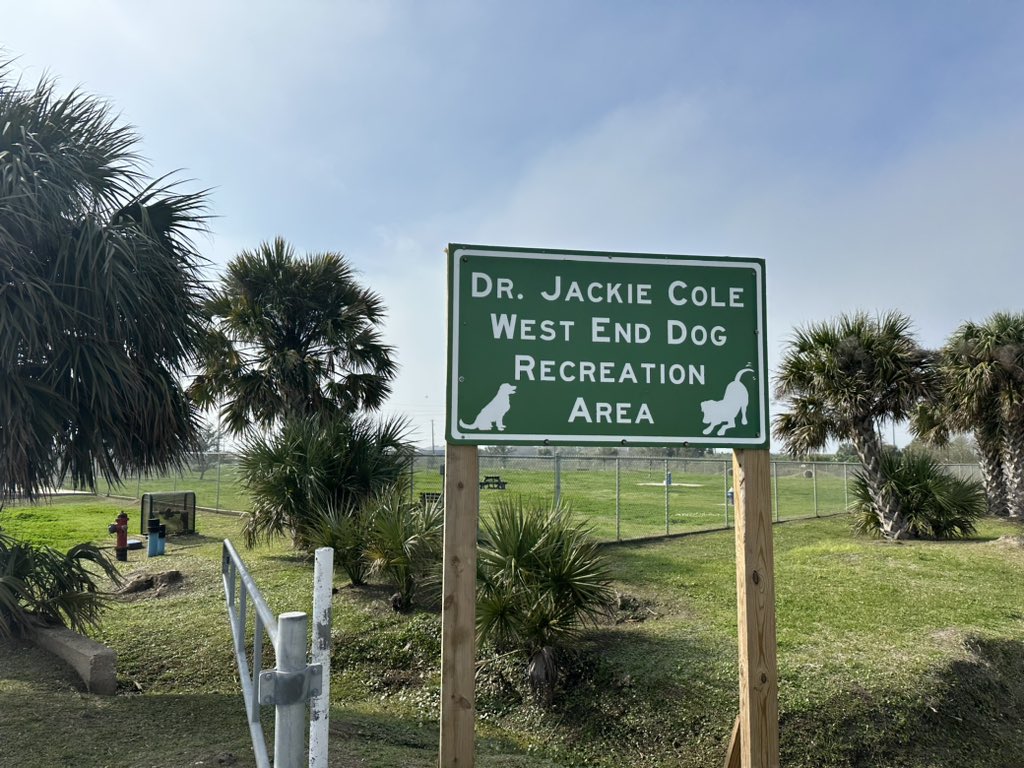 UTMB_Pathology's tweet photo. If you’re bringing a dog into your life they’ll need plenty of exercise! Can’t make it to the beach? Try the west end #DogPark! With separate areas for small and large dogs, this enclosed park will make your pup’s day! #PathTwitter #PathMatch2023 #PetsOfPath #MollyTheMicroscope https://t.co/rDIMxltHaa