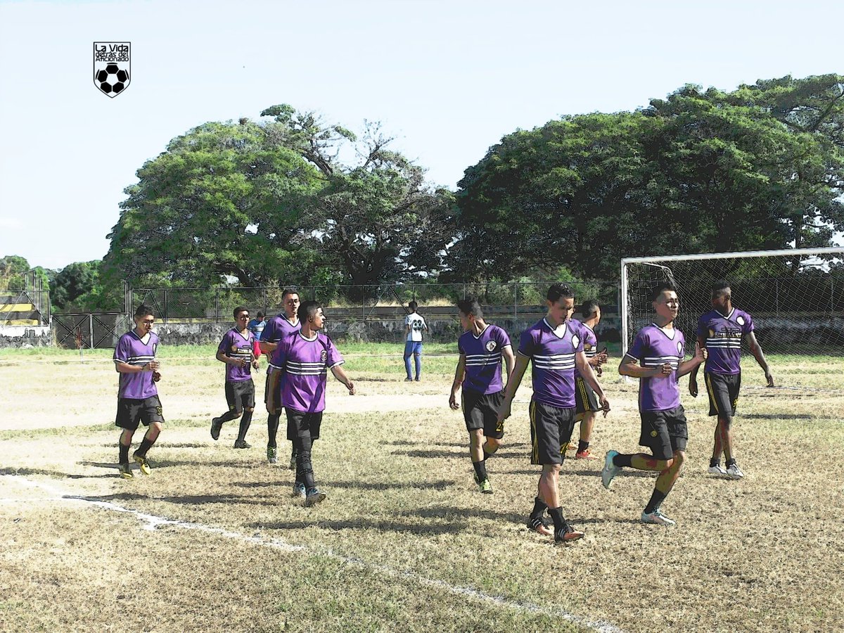 Un hombre exitoso es aquel que puede sentar una base firme con los ladrillos que otros le han arrojado🏆🇸🇻🔥⚽!!
¿Solo para conocedores a que equipo identificas y a que jugador reconoces? 
#historiadenuestrofutbol #recordaresvolveravivir #hechoenElSalvador #lvdda

<a href="/AficionPumaU/">Afición Puma</a>
