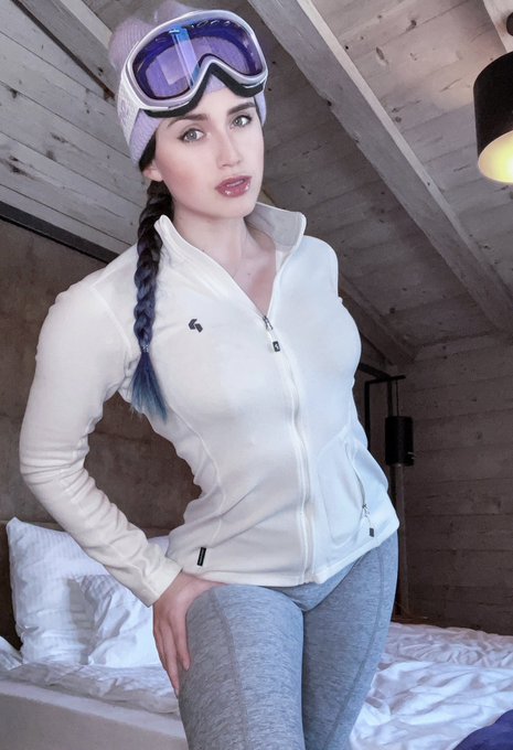 1 pic. Wanna get cozy in my cabin? ?❄️ https://t.co/rMpJ7wgvyM