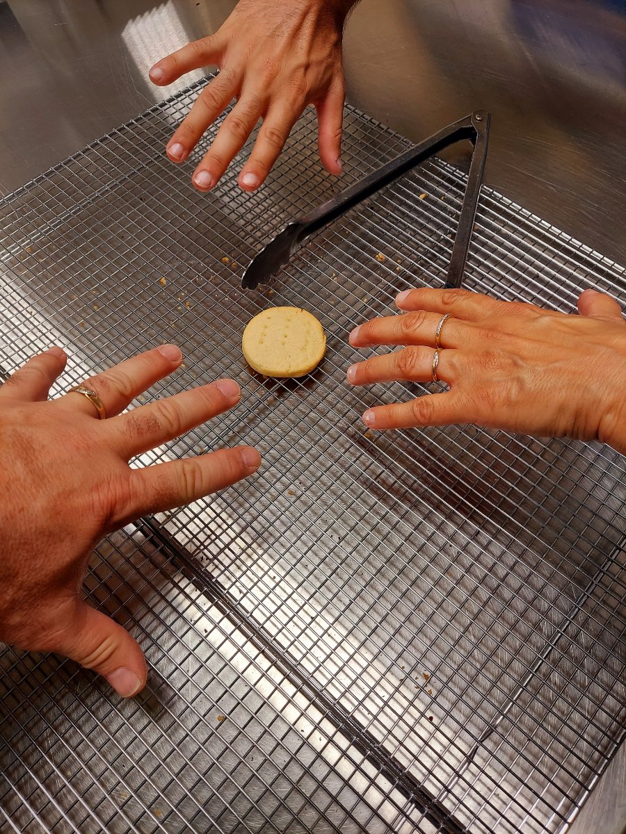 WatchBakery's tweet image. When all of the cookie bags have been filled and there is only one lonely cookie left. #cisforcookie #heythatsmine
