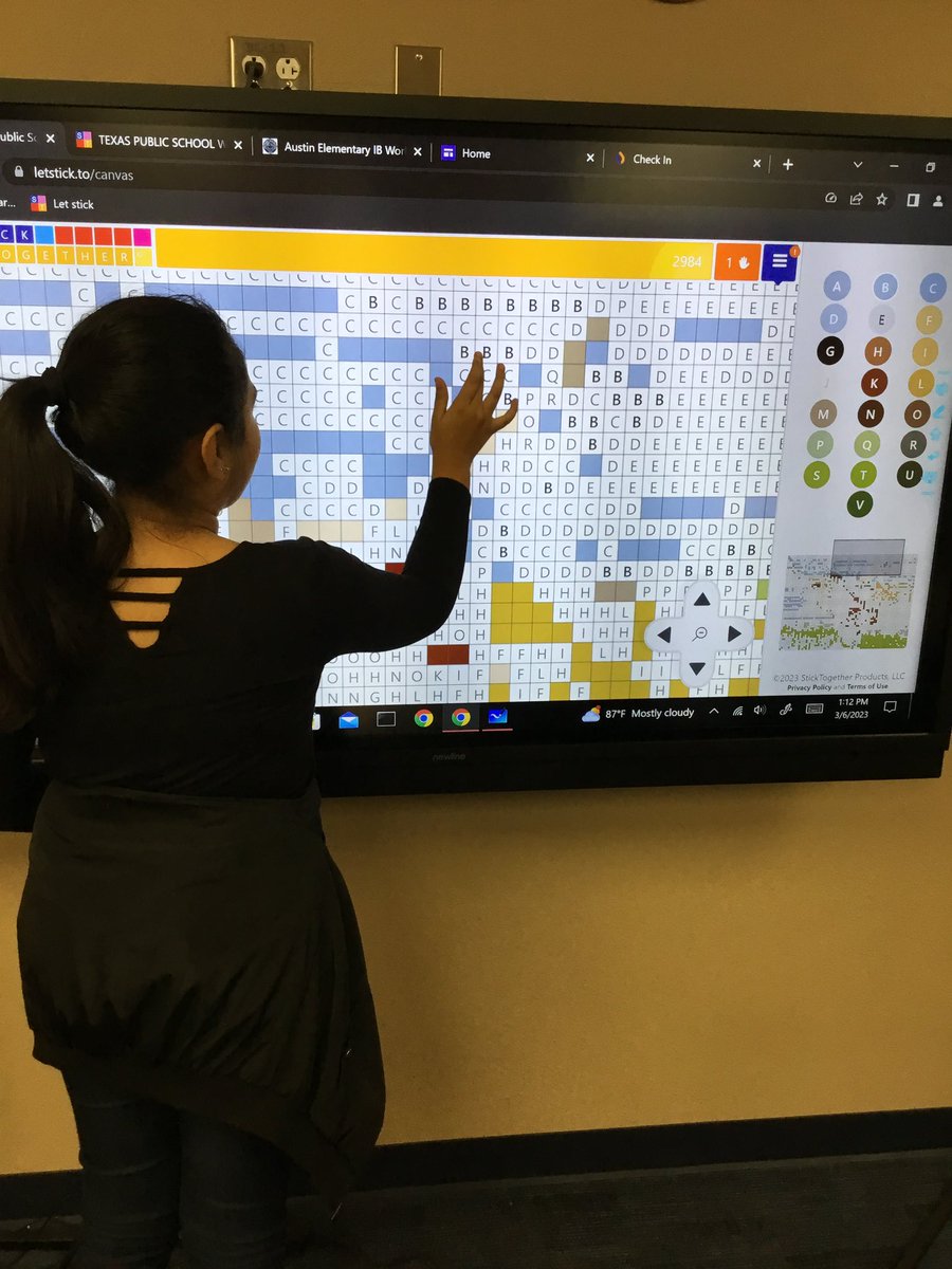 VeroRodz7's tweet photo. We kicked off Texas Public Schools Week with a #StickTogether board on. #HCISDLibraries #studentscollaborating #PYPLibraries #MyLibraryAdventures https://t.co/8asODgT1bF