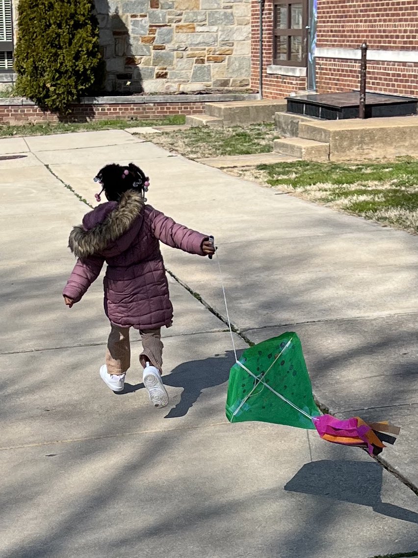 kellyaoconnell's tweet photo. It was a beautiful day for Mrs. Haynes’ Kindergarten students to fly their kites! These kite fliers designed and built the kites and were so excited to fly them! #MarsStars #Memories #MakeSchoolFun https://t.co/TqQZYdZYvA