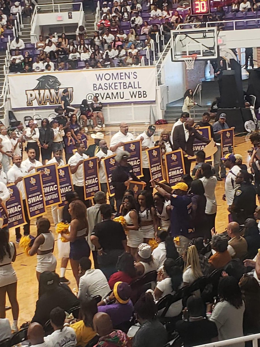 derek_coachflo's tweet image. What an unforgettable experience back on “The Hill” this weekend. Our basketball team was honored on the 20th anniversary of finishing the 02-03 season as SWAC Conference Champions, the first time in over 40 plus years. Truly grateful to share this experience with my family.#PVU