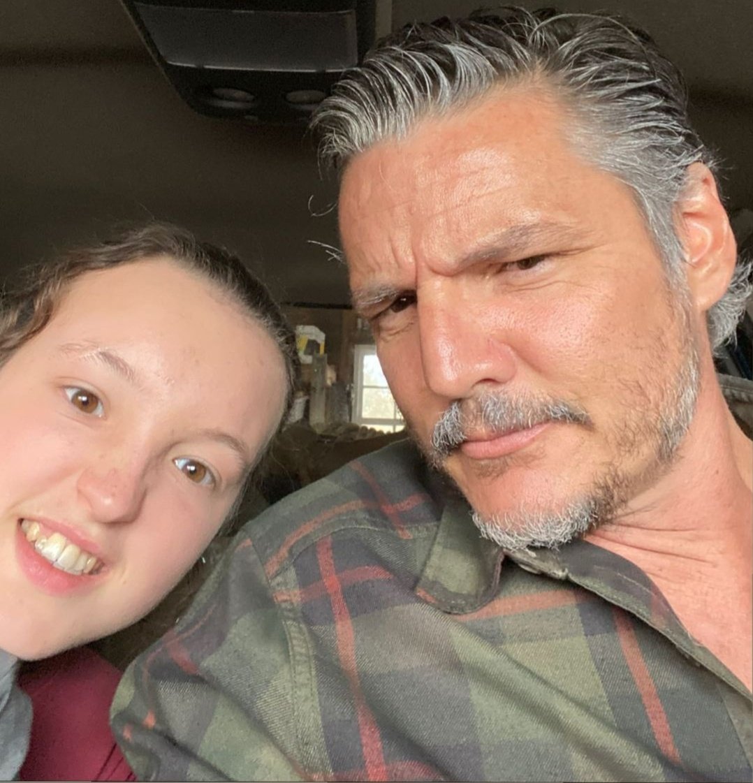 PortalTLOU's tweet photo. 🚨 COMO NÃO AMAR? Pedro e Bella comentam sobre a amizade genuína que fizeram durante as filmagens de #TheLastofUs

"Bella interpreta Ellie e eu a chamo de 'Bellie'. Ela é minha benção. Foi uma combinação perfeita e eu a amo."

"Nosso relacionamento definitivamente foi desenvolvido igual ao do Joel e da Ellie. Somos bons amigos." completou Bella.