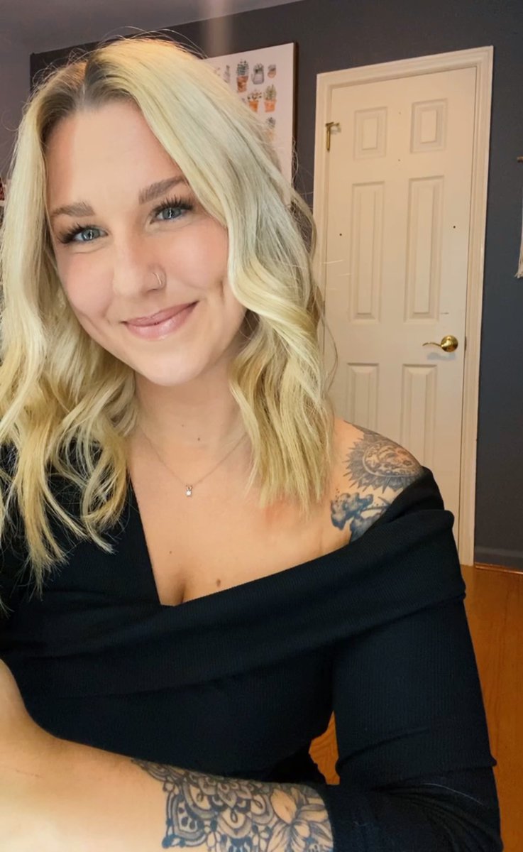 CaylaBone's tweet photo. My yearly twitter pic post 😂🤷🏼‍♀️ https://t.co/wu2YX9FkoL