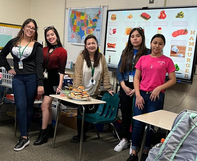 PosgarESOL's tweet photo. The Food that Built America. We are developing presentational skills, practicing vocabulary, learning about culture, and tasting delicious American fast food. Learning and having great fun at the same time...now that's definitely our kind of project! #americanfood #loveburgers https://t.co/e6EkqPRoqe