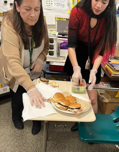 PosgarESOL's tweet photo. The Food that Built America. We are developing presentational skills, practicing vocabulary, learning about culture, and tasting delicious American fast food. Learning and having great fun at the same time...now that's definitely our kind of project! #americanfood #loveburgers https://t.co/e6EkqPRoqe