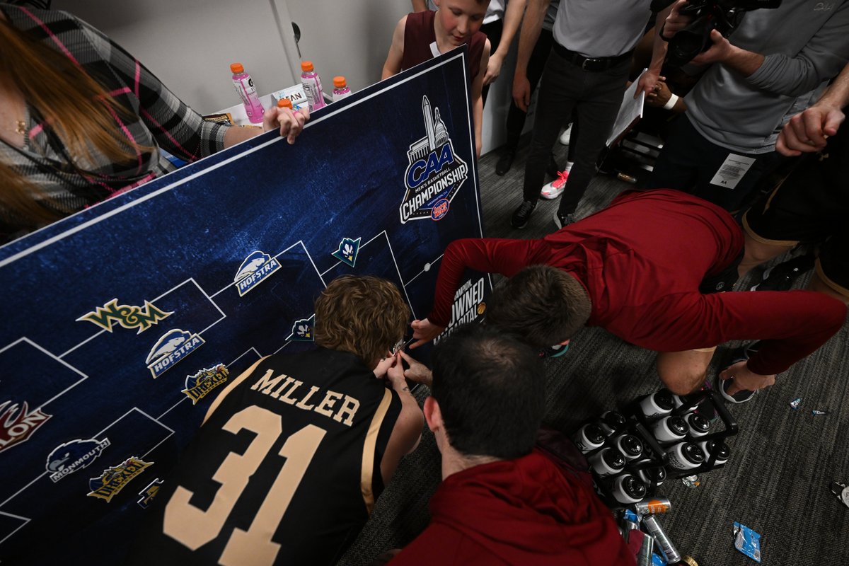 CAABasketball's tweet photo. When it's a team effort everyone gets in on the #CAAHoops bracket board fun

@CofCBasketball https://t.co/EMtk3VUOan