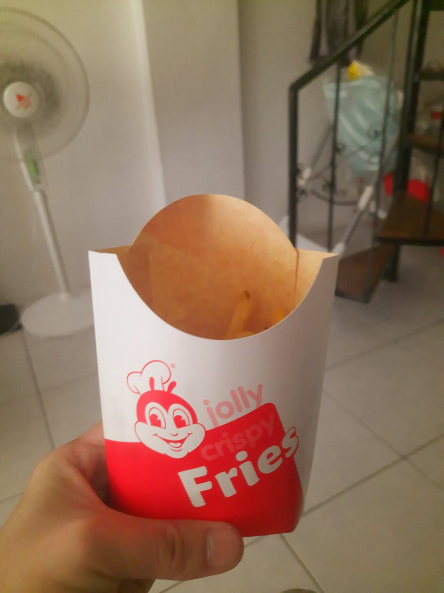 ralphlhoyrence's tweet photo. Nakaka-sama naman ng loob, #Jollibee! Jumbo fries ang inorder ko, pero parang yung lalagyan lang yung jumbo. Punyeta. 🙄 https://t.co/F7BmsyZUjU