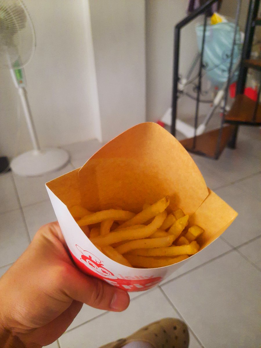 ralphlhoyrence's tweet photo. Nakaka-sama naman ng loob, #Jollibee! Jumbo fries ang inorder ko, pero parang yung lalagyan lang yung jumbo. Punyeta. 🙄 https://t.co/F7BmsyZUjU