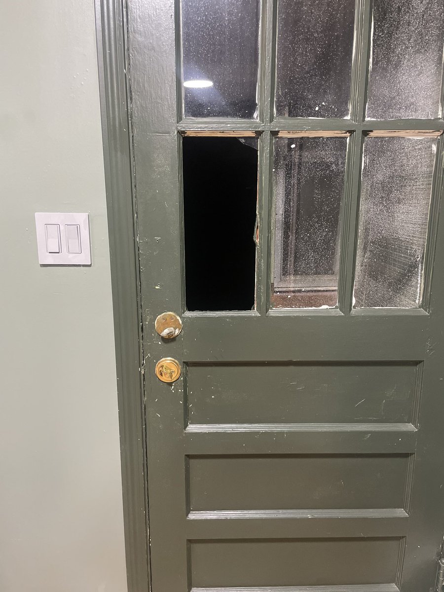 sugspicenotnice's tweet photo. Jason physically assaulted me - picked me up, threw me around, choked me, and slammed me into a door because I 

*check notes* 

called his brother weird and fucked up for not allowing me to stay at their house when I have nowhere else to go https://t.co/5OHDId79f8