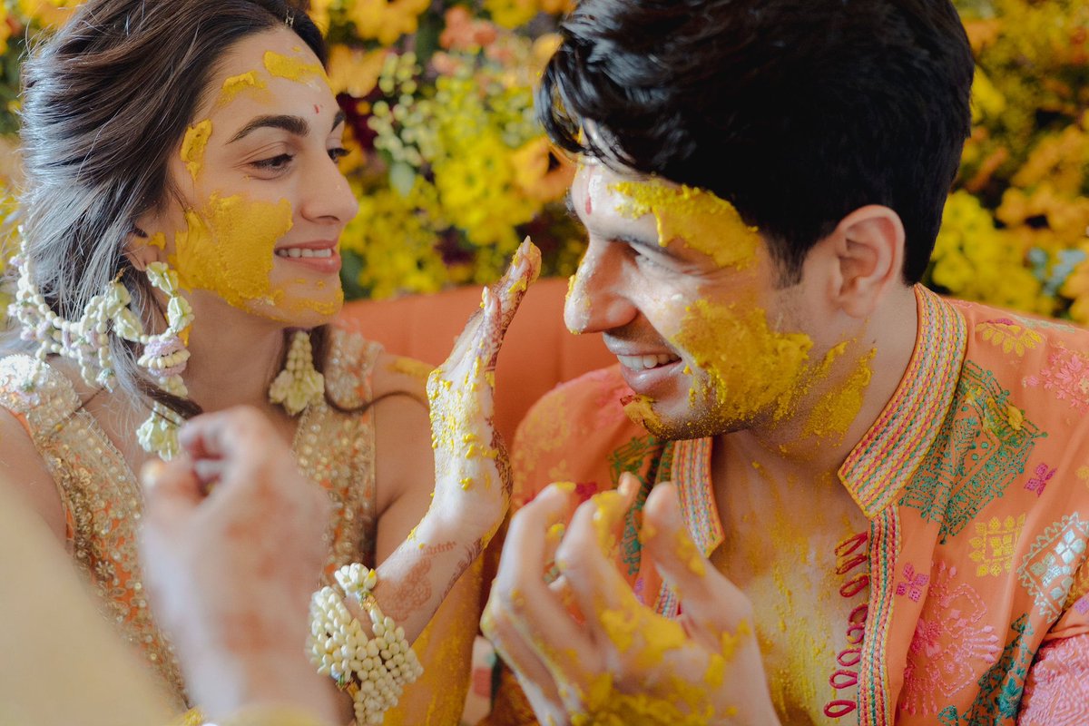 advani_kiara's tweet photo. Happy Holi from me and my love to you and yours💛💜❤️💙💚 https://t.co/hKWnyIYalf