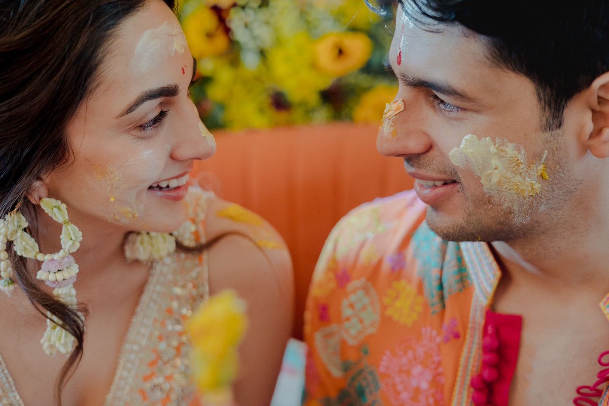 advani_kiara's tweet photo. Happy Holi from me and my love to you and yours💛💜❤️💙💚 https://t.co/hKWnyIYalf
