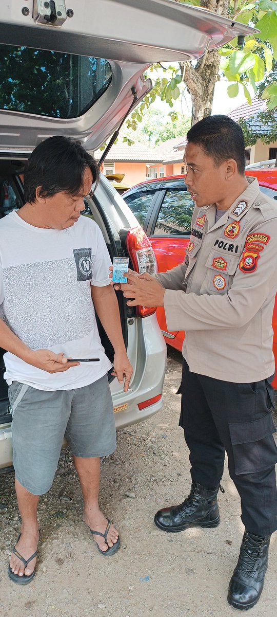 YofitZola's tweet photo. Bhabinkamtibmas Kel. Molosipat U Melaksanakan edukasi penggunaan aplikasi DUMAS PRESISI dengan menggunakan smartphone.  

@temanpolisi
@divisihumaspolri 
@polisi_indonesia
@tribratanewsgorontalo 
@polisiindonesia https://t.co/GOabjJvsKi