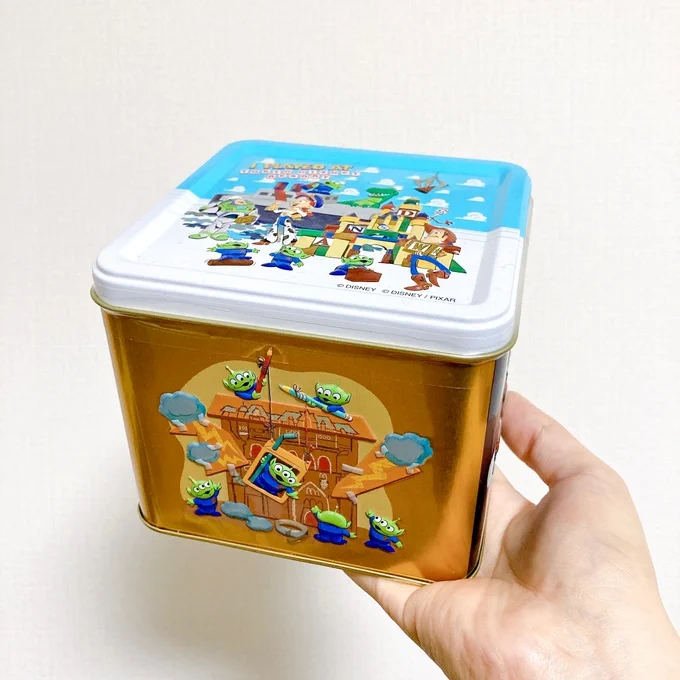 これはセンス良すぎる。【ディズニーランド】の「トイストーリーお土産」が反則級の可愛さなんだけど…!  ディズニーの「お菓子缶」がカワイイ!クッキーとマドレーヌ2種類が入った、贅沢なお菓子缶です。クッキーにはキャラクターが描かれていて、見ているだけで楽しい! 