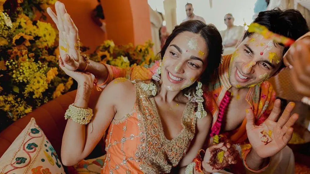 filmfare's tweet photo. #Holi love!💞

#KiaraAdvani shares pics from her wedding festivities with #SidharthMalhotra. https://t.co/29MkrTyxoW