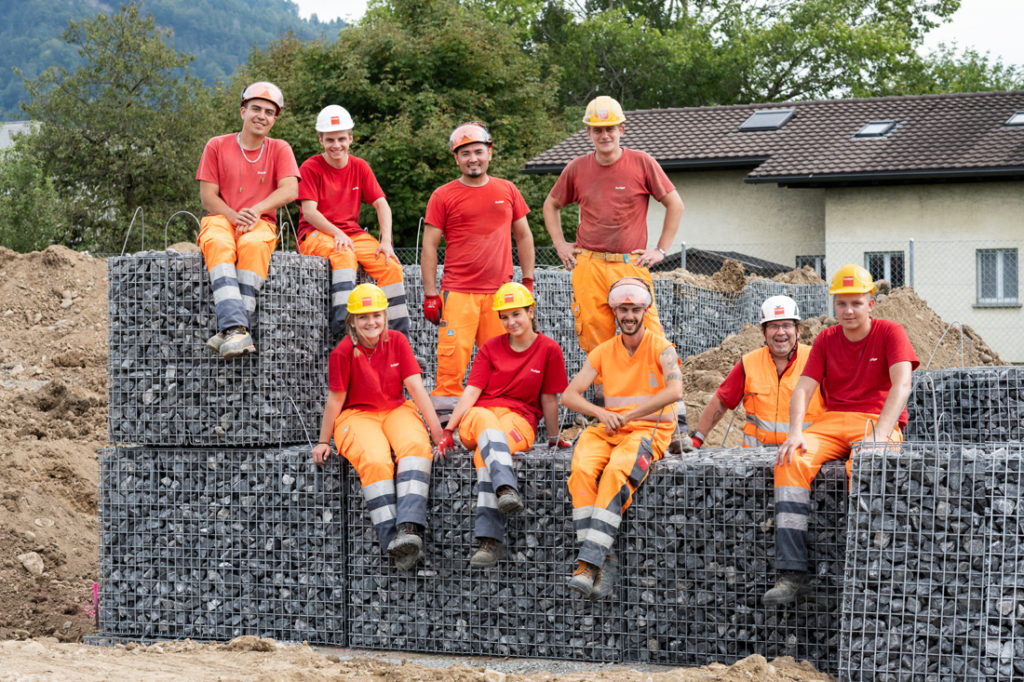 BaumeisterCH's tweet photo. Gute Aussichten auf dem Bau: #Bauberufe bieten die höchsten Handwerkerlöhne. Junge Menschen haben die Chance, früh Verantwortung übernehmen zu können. https://t.co/eZOnYadfYx
#sbv #bauwirtschaft https://t.co/RrEq5moQDj