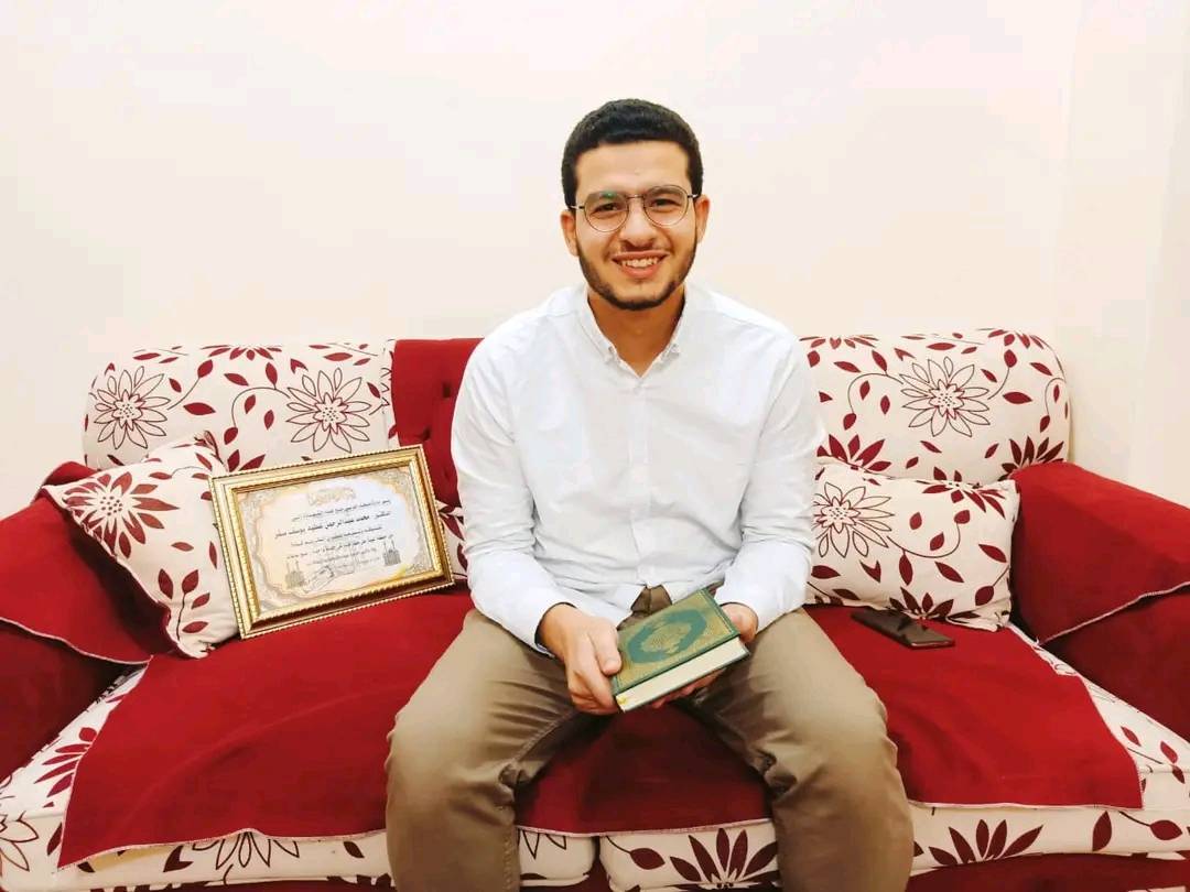 في جلسة واحدة:

صيدلي مصري قام بتسميع القرآن الكريم كاملًا في 7 ساعات فقط دون خطأ واحد