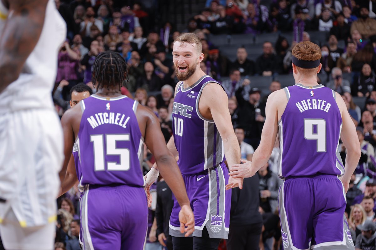 BleacherReport's tweet photo. Kings tonight 👑

Domantas Sabonis: 19 PTS, 11 REB, 11 AST
Kevin Huerter: 25 PTS, 8 AST, 9-16 FG

Sacramento half a game behind No. 2 seed https://t.co/biPWXMiKva