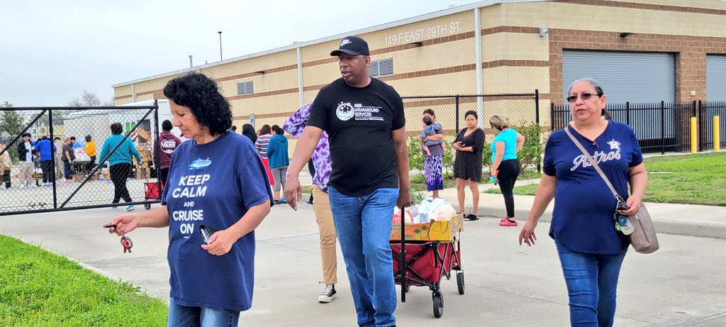 GJHGforLIFE's tweet image. @_cphilli2 @BTW_WRS @BookerWrs @Just_Wrapping @DrUyenTieu @RaulCollins16 @CodwellWRS  Today was another opportunity to put a smile on our communities face with the Booker T . Washington  High Food Distribution. All Stakeholders Matter. @HISD_Wraparound