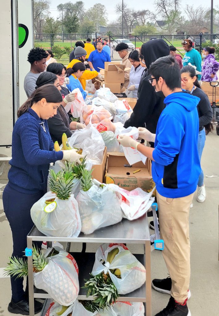 GJHGforLIFE's tweet image. @_cphilli2 @BTW_WRS @BookerWrs @Just_Wrapping @DrUyenTieu @RaulCollins16 @CodwellWRS  Today was another opportunity to put a smile on our communities face with the Booker T . Washington  High Food Distribution. All Stakeholders Matter. @HISD_Wraparound