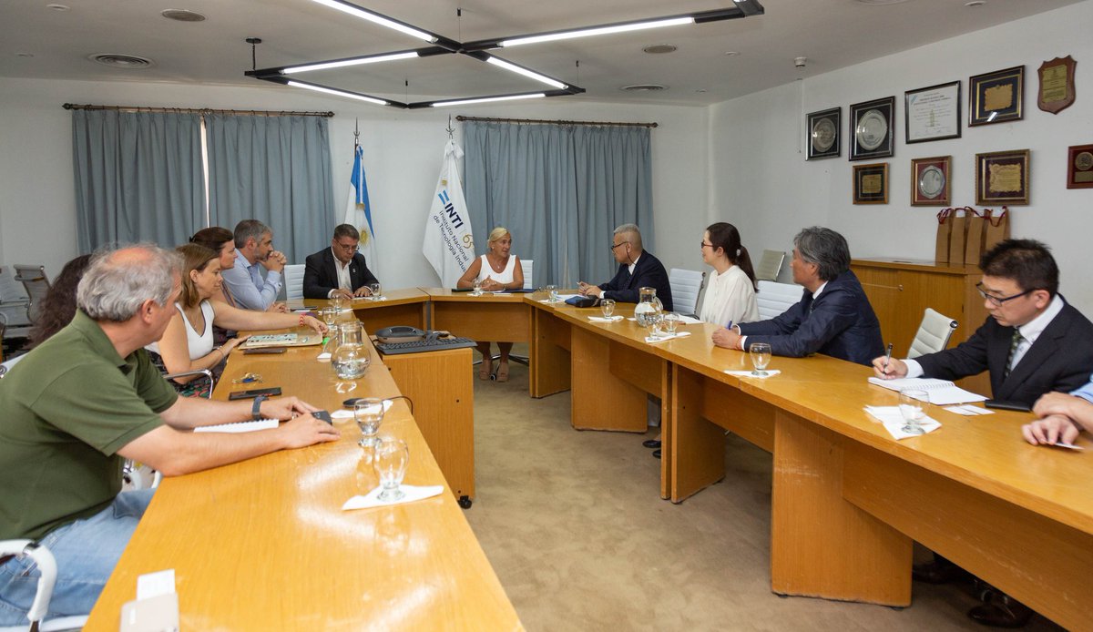 INTIargentina's tweet photo. La presidenta del INTI @sandra_mayol recibió a Hiroyuki Takeda, representante de la Agencia de Cooperación Internacional del Japón (@jica_direct) y a su comitiva, a raíz de la apertura del Seminario Kaizen TANGO “Acción y consenso para el desarrollo de #Kaizen en Latinoamérica”. https://t.co/I61u1NyFhR