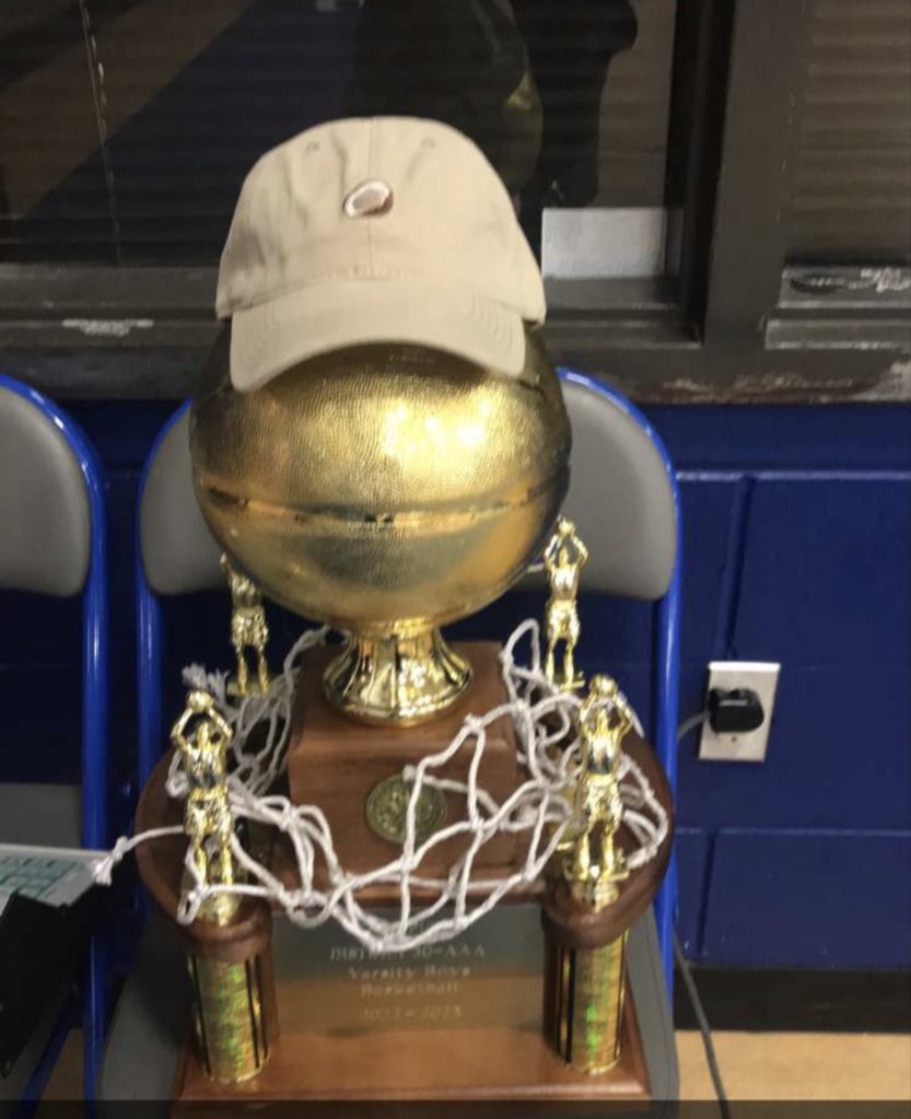 Kaydenmcclure02's tweet photo. Senior season has officially came to a close.. 
District 32-3A Co-MVP ✅
1600+ points ✅
Regional tournament ticket ✅
All-time leading scorer in school history ✅
These achievements would not have been possible without my teammates, my coaches and all our fans constant support. https://t.co/ltwdXRSYEF