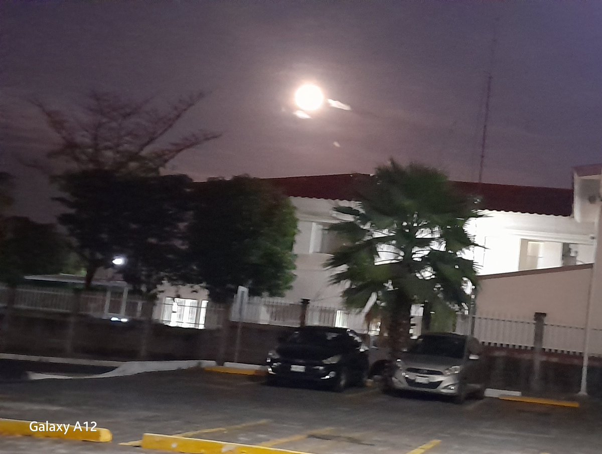 Yendoroficial's tweet image. Hoy la #Luna está más bonita que ayer #CellPic #MoonNigth