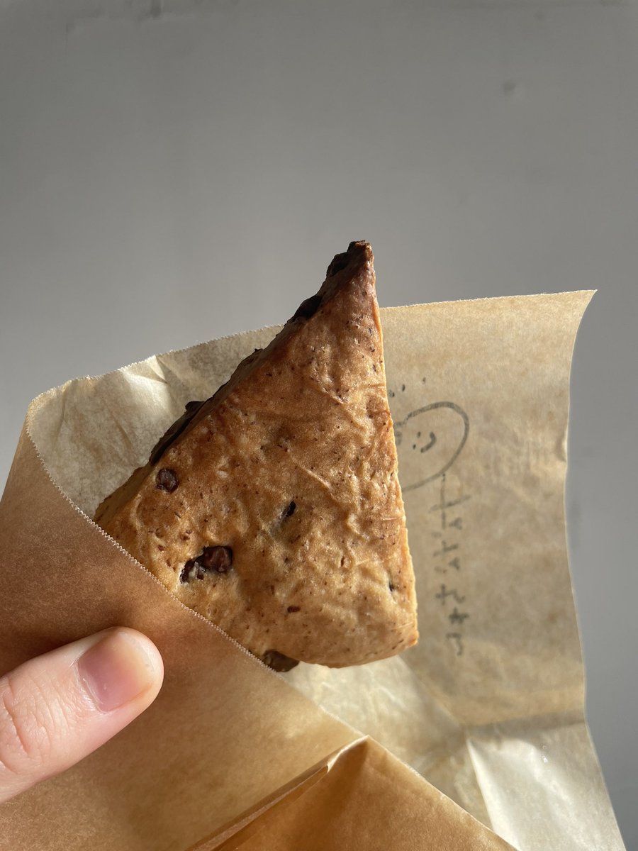 nanataro1016's tweet photo. パン教室に通ってたシェアメイトが手作りパンとスコーンを作ってくれた🥐これがまたふっかふかで最高なのっ！🤤💓

だいすきなひとの手作りはうーんとうれしい。あぁ、朝からチャイと共に幸せなひとときを過ごしました🥨🫖しあわせだなぁ。

@kizuna_share https://t.co/90LAkPFiev