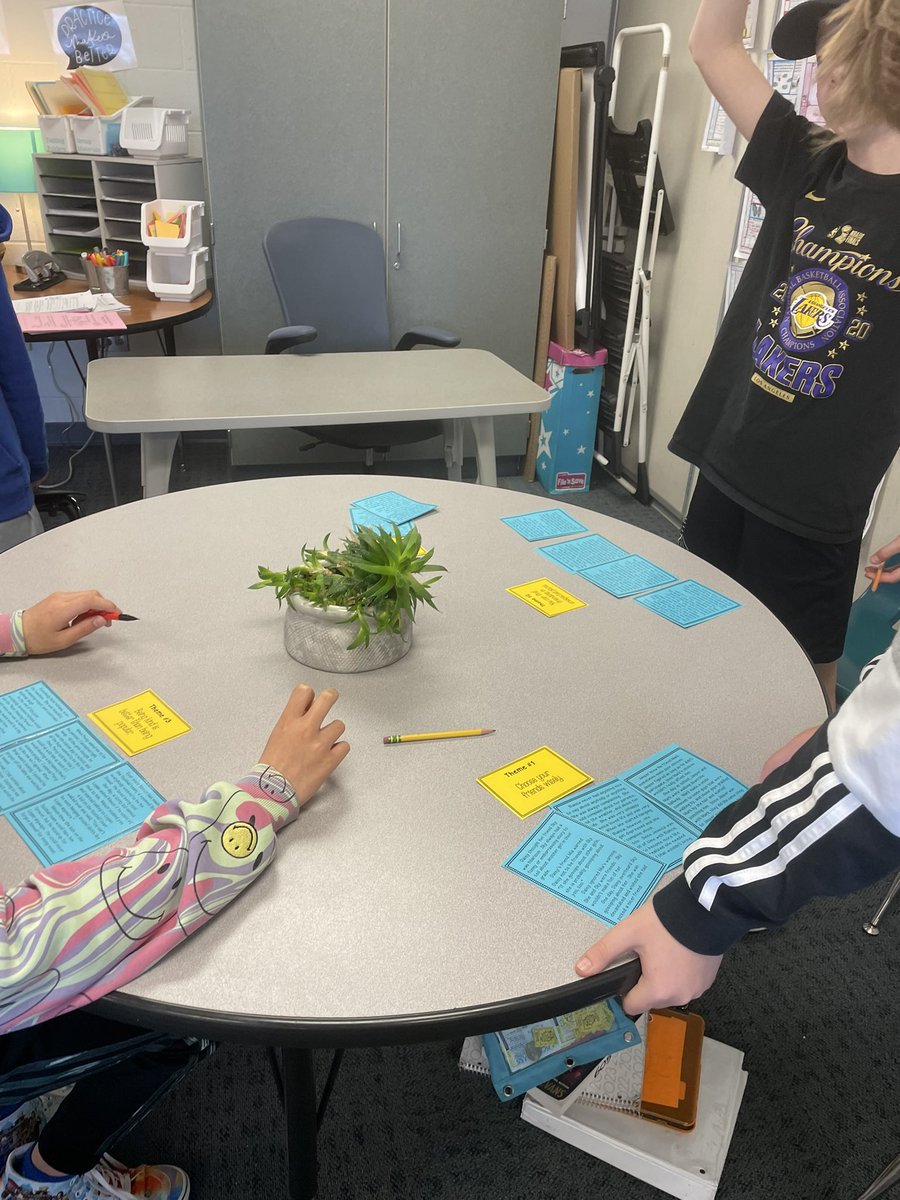 SeamanELA's tweet photo. Fun theme sort activity today! Thanks @wmswritergal  for the idea! https://t.co/wSsuUFwoGV