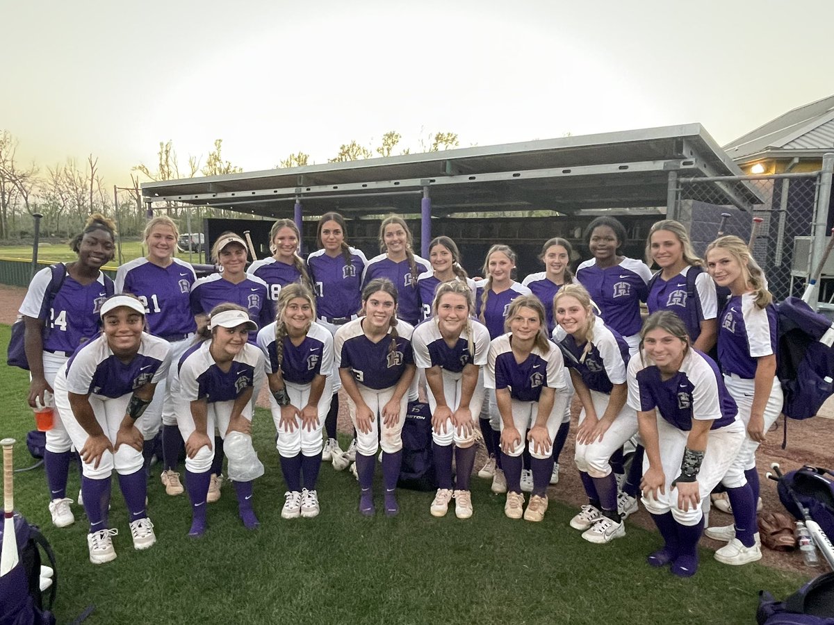 First home game of the season and got the W! 8-0 over Slidell. Great win ladies! 💜💛