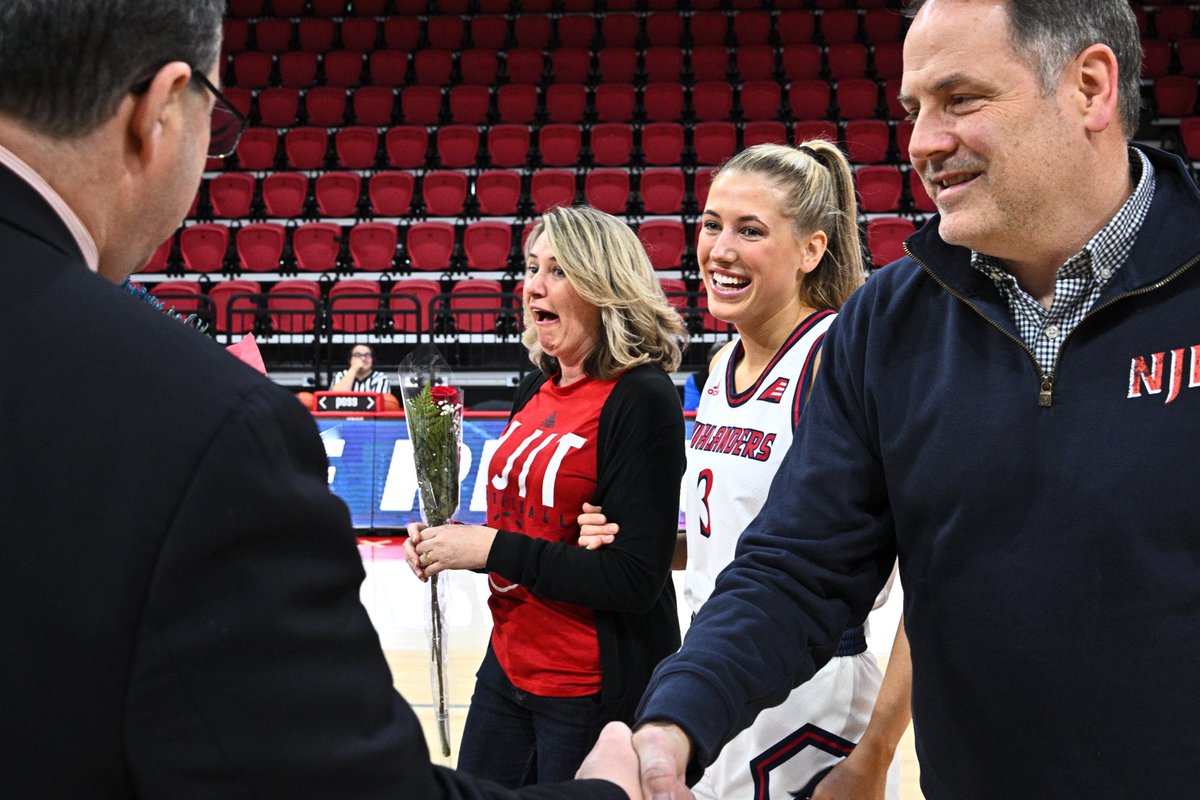 NJITWBB's tweet photo. 𝗧𝗵𝗮𝗻𝗸 𝗬𝗼𝘂 𝗦𝗲𝗻𝗶𝗼𝗿𝘀

👉🏻 @graceplummer5 

📸📸📸 

#RollTech ⚔️ https://t.co/FNz8CJkDmg